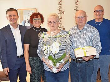 Gratulation zur Diamanthochzeit (v. l.): B&uuml;rgermeister Stefan Heinlein, Lucia Wicklein (Schwiegertochter), das Jubelpaar Hildegard und Reinhold Wicklein sowie Sohn Udo Wicklein.