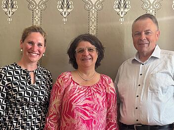 B&uuml;rgermeister Georg Eismann sowie Silke Herbert (M.) vom Pflegest&uuml;tzpunkt und Lisa Geyer vom Quartiersmanagement freuen sich &uuml;ber das neue Angebot.