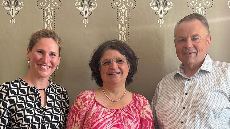 B&uuml;rgermeister Georg Eismann sowie Silke Herbert (M.) vom Pflegest&uuml;tzpunkt und Lisa Geyer vom Quartiersmanagement freuen sich &uuml;ber das neue Angebot.