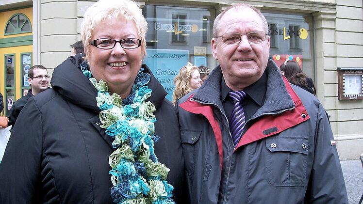 Die ersten Touristen der Saison 2013, Elfi und Harry Schruers aus Essen, wollten gleich an der (Gegen-)Kundgebung gegen Rechtsradikale teilnehmen.
