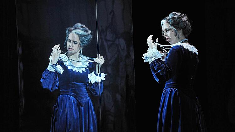 Ulrike Barz als Mrs Vane