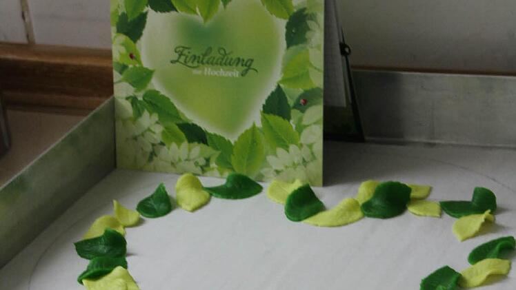 Was ist jetzt schöner? Einladung oder handgefertigte Marzipanblätter? Fotos: sd