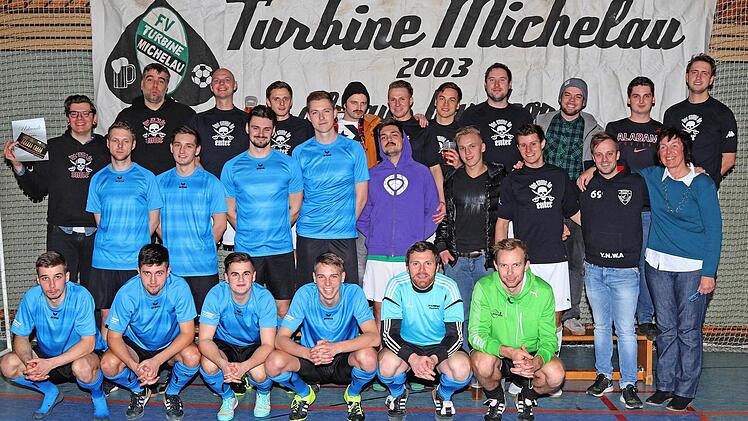 Der Turniersieger 2017 sind Cosmos Korches (dunkles Trikot). Sie besiegten im Finale knapp Lok Lichtenfels (hellblaues Trikot). Rechts außen steht die Schirmherrin des Turniers die Gemeinderätin Sabine Wich. Foto: Klaus Gagel