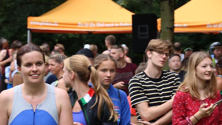 Im Zieleinlauf: Warten auf die Teilnehmer