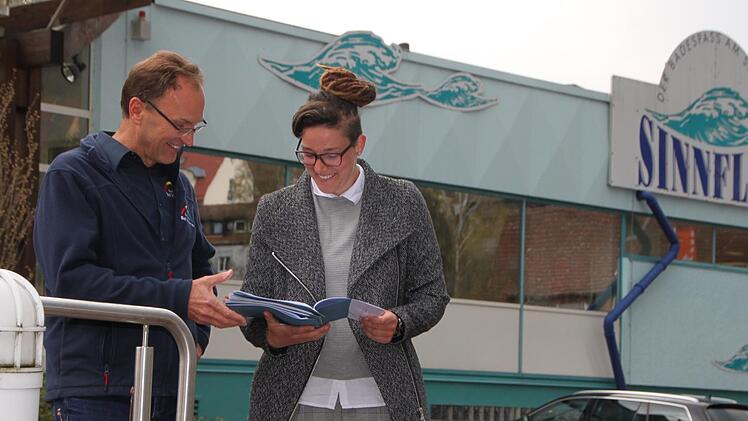 Lena Schleyer aus Schweinfurt arbeitet in der Therme Sinnflut. Im Rahmen ihres dualen Studiums der Freizeitwirtschaft hat sie die Badegäste befragt. Das Ergebnis fällt überwiegend positiv aus. Das freut Stadtwerke-Chef Michael Garhamer. Foto: Ulrike Müller