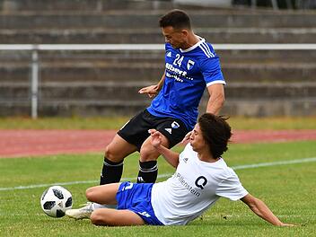 Timo Noppenberger (blau) und die SpVgg Jahn Forchheim stehen in der Landesliga Nordost bislang stabil, haben allerdings erst ein Tor geschossen.  Foto: Sportfoto Zink