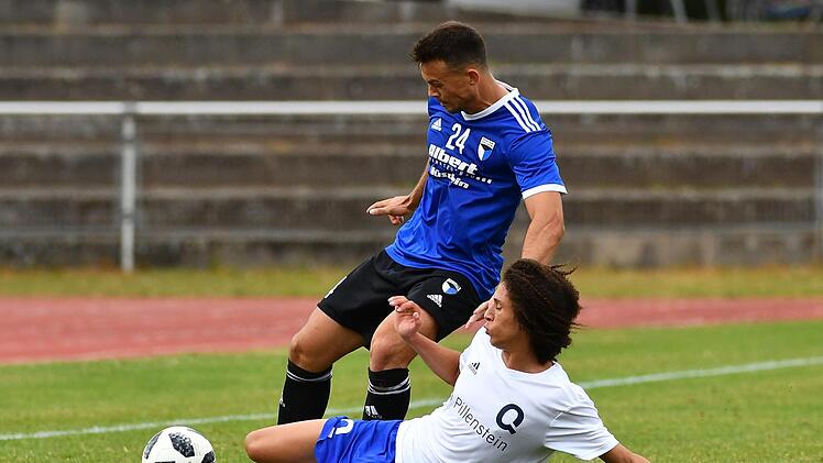 Timo Noppenberger (blau) und die SpVgg Jahn Forchheim stehen in der Landesliga Nordost bislang stabil, haben allerdings erst ein Tor geschossen.  Foto: Sportfoto Zink