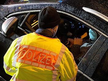Bei nächtlichen Verkehrskontrollen wollen Polizeibeamte derzeit schon genau wissen, wer aus welchen Gründen unterwegs ist. Foto: Sebastian Gollnow/dpa