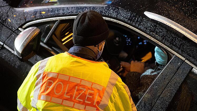 Bei nächtlichen Verkehrskontrollen wollen Polizeibeamte derzeit schon genau wissen, wer aus welchen Gründen unterwegs ist. Foto: Sebastian Gollnow/dpa