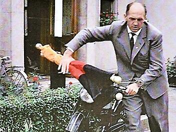 Ferdinand Fischer mit seinem ersten Dienstfahrzeug, einem Leichtmotorrad, das ihm damals genügte - auch um zur Regierung nach Bayreuth zu fahren.