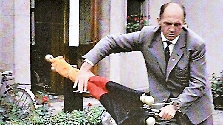 Ferdinand Fischer mit seinem ersten Dienstfahrzeug, einem Leichtmotorrad, das ihm damals genügte - auch um zur Regierung nach Bayreuth zu fahren.