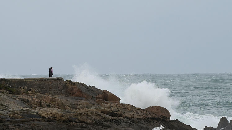 Von Welle ins Meer gerissen: Deutsche Touristen stirbt in Spanien
