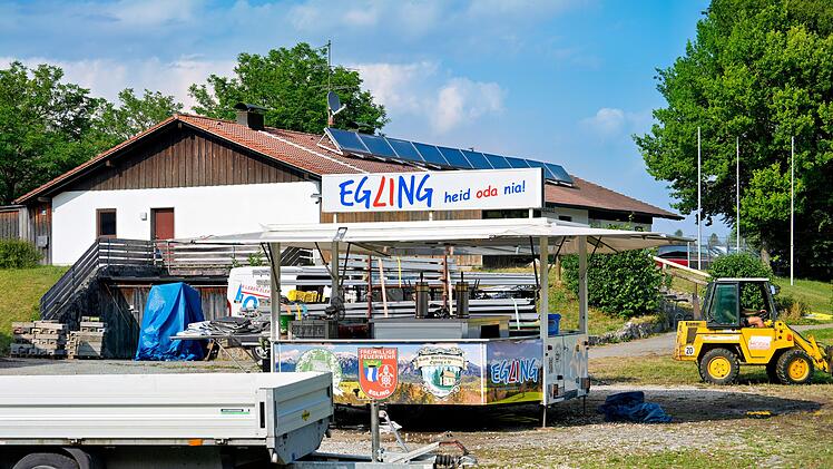 Unbekannter attackiert Festbesucher in Egling