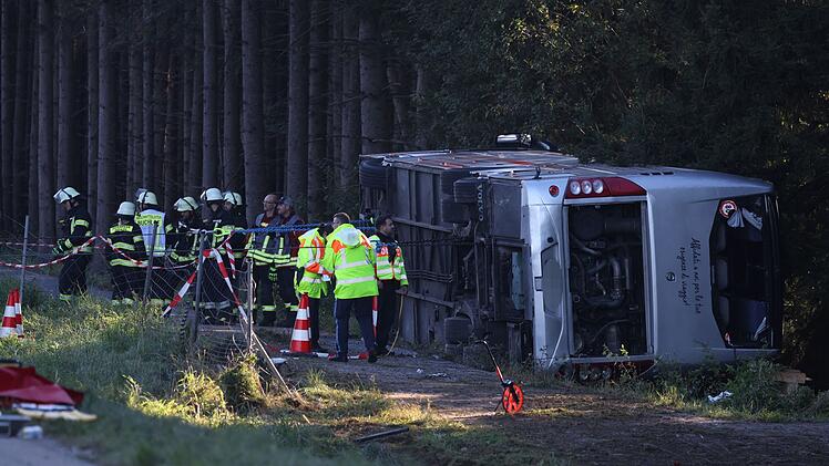 Schwerer Busunfall auf der A96 - Tote und Verletzte