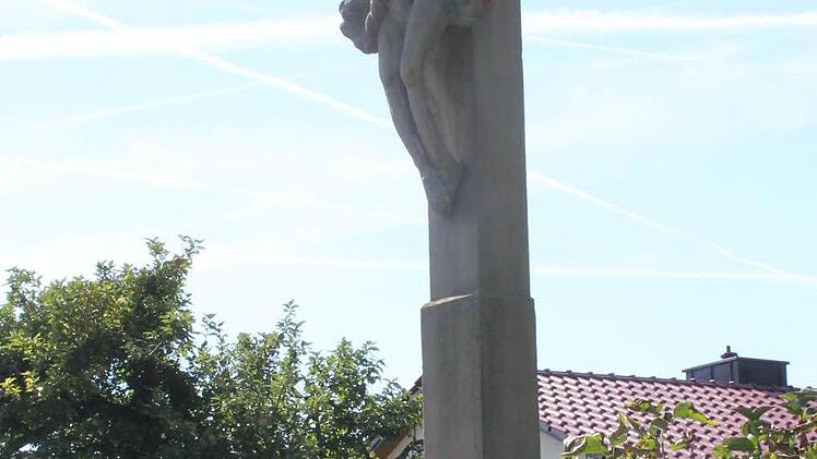 Die Jesus-Figur wurde aus einem Stück Stein gearbeitet. Häufig werden die Arme einzeln hergestellt und angebracht.