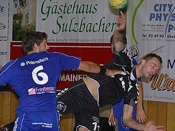 Mit einer Energieleistung setzt sich André Deis durch. Diese Aktion ist sinnbildlich für den Sieg des TSV Rödelsee gegen Erlangen. Foto: Krumpholz