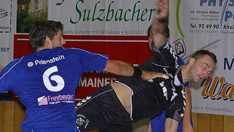 Mit einer Energieleistung setzt sich André Deis durch. Diese Aktion ist sinnbildlich für den Sieg des TSV Rödelsee gegen Erlangen. Foto: Krumpholz