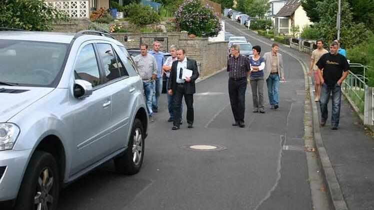 Ganz schön eng geht es in der Neubaustraße in Marktbreit zu. Die Mitglieder des Bauausschusses machten sich im Juli ein Bild von der Situation. Jetzt vergaben sie den Auftrag für den Bau von zehn Parkplätzen am Wendehammer.  Foto: Archiv