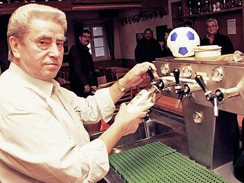 Georg Ruppert ist im Mittelehrenbacher Vereinsheim der Mann an der Theke  - und "Mädchen für alles".  Fotos: Josef Hofbauer