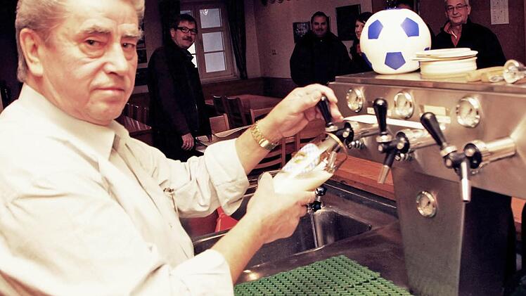 Georg Ruppert ist im Mittelehrenbacher Vereinsheim der Mann an der Theke  - und "Mädchen für alles".  Fotos: Josef Hofbauer