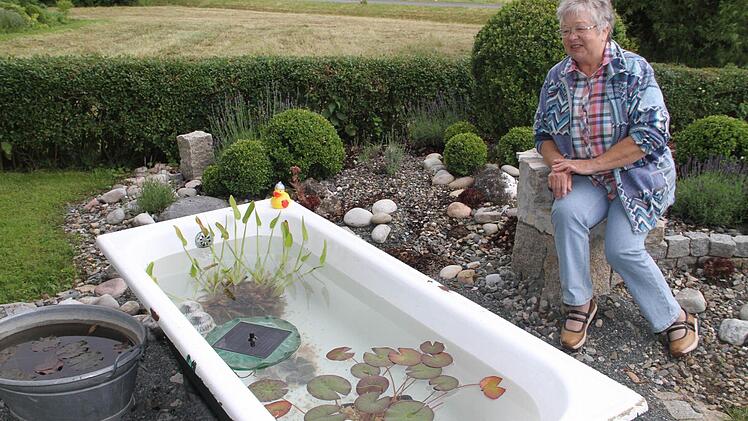 Eine Badewanne für eine Seerose: Monika Butz nimmt sich Zeit, das Idyll zu bestaunen.  Fotos: Gerda Völk