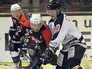 HEC-Kapitän Daniel Sikorski (rechts) - hier im Play-off-Hinspiel gegen Memmingen - steckte die Schnittwunde aus der Vorwoche gut weg und stand am Freitagabend für die Alligators wieder auf dem Eis. Foto: Picturedreams