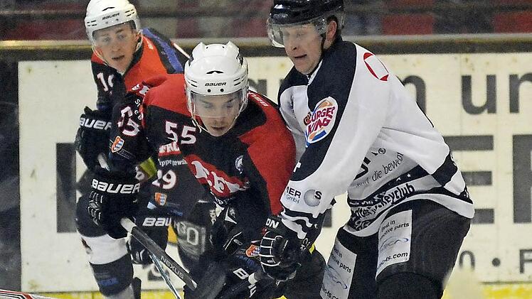 HEC-Kapitän Daniel Sikorski (rechts) - hier im Play-off-Hinspiel gegen Memmingen - steckte die Schnittwunde aus der Vorwoche gut weg und stand am Freitagabend für die Alligators wieder auf dem Eis. Foto: Picturedreams