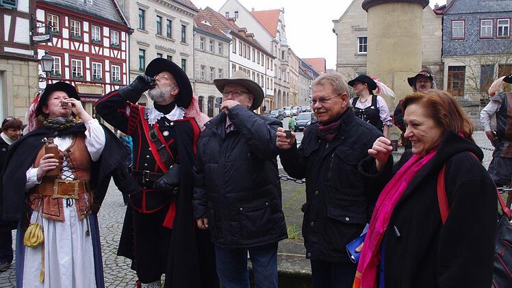 Gisela Lang, Stadthauptmann Walter Schinzel-Lang, Hans Büchner, Bürgermeister Wolfgang Beiergrößlein und Ursula Willenberg freuen sich über den Start in die neue Bauernmarkt-Saison.