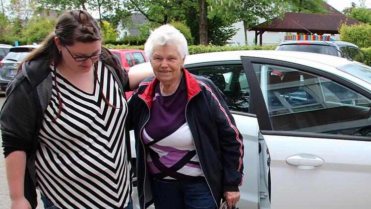 Anna Dorsch mit Petra Meyer, ihrer Fahrerin.  Fotos: Johanna Blum