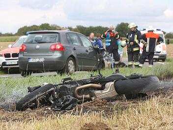 Eine 46 Jahre alte Motorradfahrerin ist am Dienstagnachmittag auf der Kreisstraße 19 bei Stücht mit einem Auto zusammengestoßen. Das Motorrad schleuderte in ein Feld und ging in Flammen auf. Foto: News5/Herse