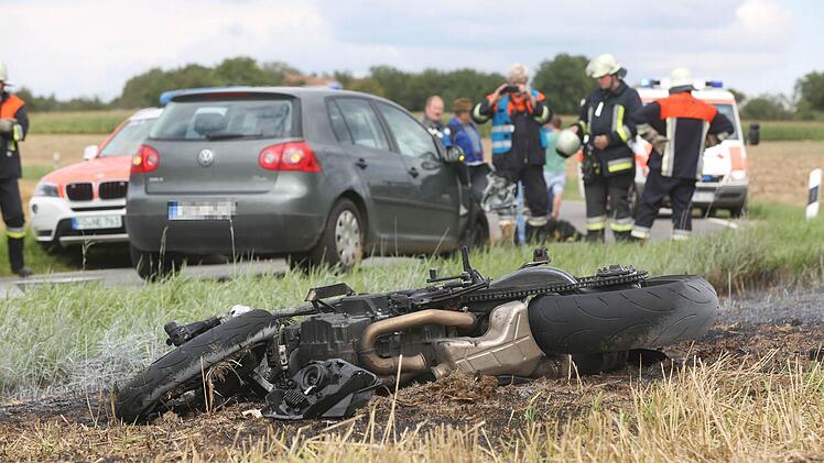 Eine 46 Jahre alte Motorradfahrerin ist am Dienstagnachmittag auf der Kreisstraße 19 bei Stücht mit einem Auto zusammengestoßen. Das Motorrad schleuderte in ein Feld und ging in Flammen auf. Foto: News5/Herse