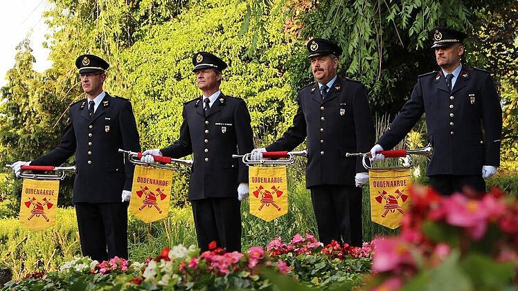 Vier Mitglieder der Oudenaarder Feuerwehr bliesen das Fanfarensignal "The Last Post" auf dem Coburger Soldatenfriedhof. Foto: Ulrike Nauer