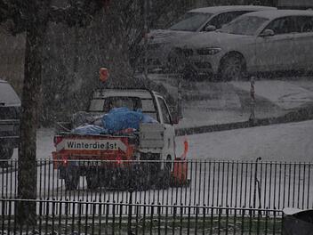 Winterdienst am Samstag im Einsatz auf dem Coburger Schlossplatz Foto: Jochen Berger