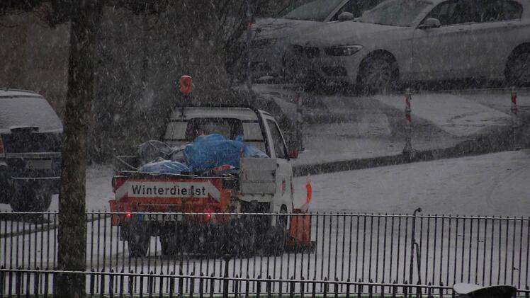Winterdienst am Samstag im Einsatz auf dem Coburger Schlossplatz Foto: Jochen Berger
