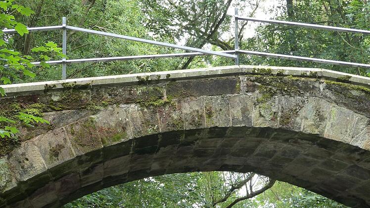 Fünf Meter hoch ist die Brücke über den Weißen Main. Foto: Archiv/Werner Reißaus