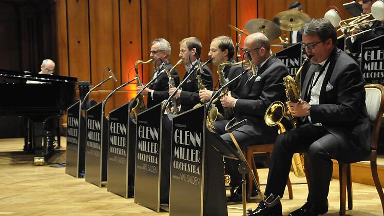 In einer einzigartigen Weise interpretieren Wil Salden und das Glenn Miller Orchestra den Sound und die Musik ihres Namengebers. Foto: Peter Klopf