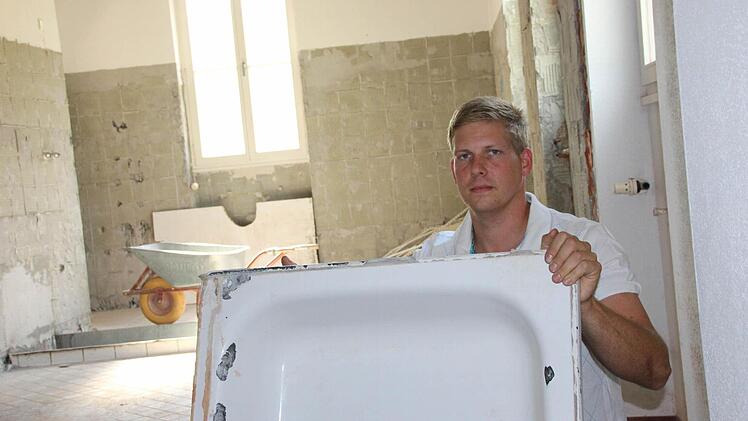 Die Duschbecken wurden ebenfalls demontiert. Foto: Benedikt Borst