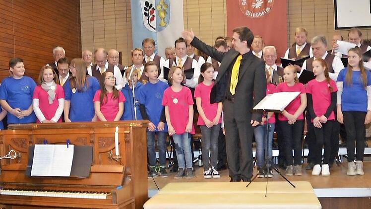 Zum außergewöhnlichen Weihnachtskonzert mit über 150 Musikern und Sängern lädt die Sängervereinigung "Edelweiß" Windheim am Samstag, 17. Dezember.  Foto: K.- H. Hofmann