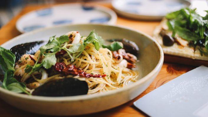 Für die Mittagspause gibt es in vielen Bayreuther Restaurants spezielle Angebote.Foto: pixabay/StockSnap