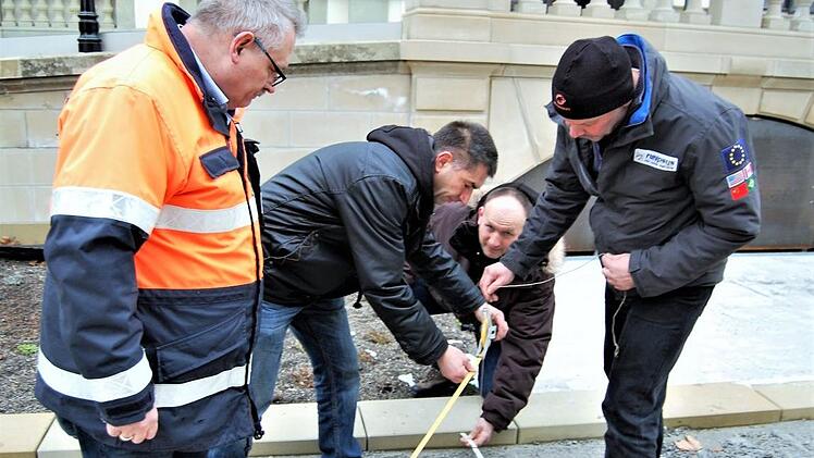 Vermessungsamtsleiter Albert Köder (von links) beobachtet die neuen Feldgeschworenen Andreas Emmerth, Holger Murk) und Christoph Kreps  bei der Übung zur Sicherung eines Grenzsteins mit Lot, Maßband und Zollstock. Foto: Sigismund von Dobschütz