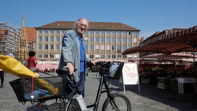 Citymanager Hans Schmidt auf dem neuen Hauptmarkt. Foto: Nikolas Pelke