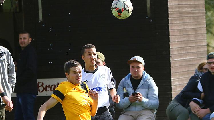 Der Kasendorfer Jermaine Mullen (hinten) gegen den K&ouml;dnitzer Michael Jahreis. Foto: Monika Limmer