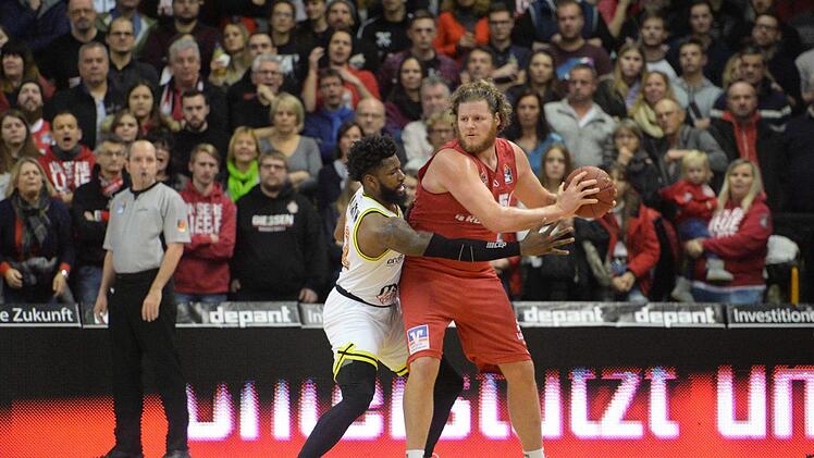 Einem John Bryant stibitzt man so schnell nicht den Ball. Hassan Martin (links) versucht es trotzdem. Foto:  Peter Mularczyk