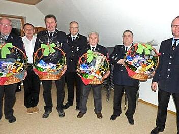 Geschenkkörbe gab's für verdiente Feuerwehrler (von links): Georg Spätling, Zweiter Bürgermeister Rainer Brendel, Johann Schrüfer, KBI Stefan Steger, Georg Schatz, Alois Lottes und Kommandant Oliver Gmelch  Foto: Thomas Weichert