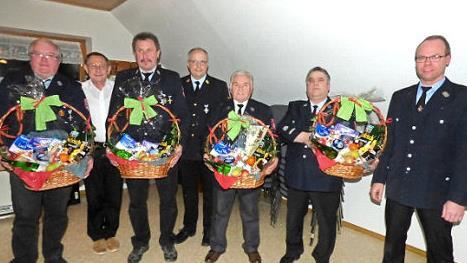 Geschenkkörbe gab's für verdiente Feuerwehrler (von links): Georg Spätling, Zweiter Bürgermeister Rainer Brendel, Johann Schrüfer, KBI Stefan Steger, Georg Schatz, Alois Lottes und Kommandant Oliver Gmelch  Foto: Thomas Weichert