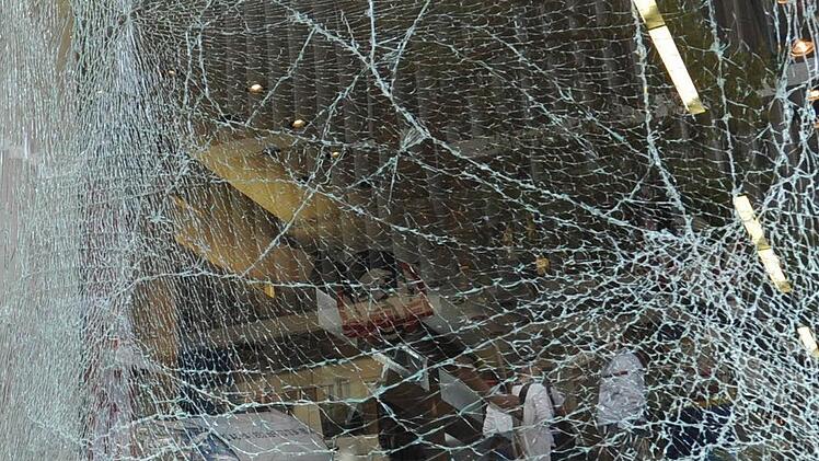 Völlig ausgerastet ist in der Nacht zum Sonntag ein alkoholisierter 21-Jähriger in Kulmbach. Die Bilanz seines mehrstündigen Treibens: 5 Strafanzeigen - unter anderem wegen der Zerstörung eines Schaufensters. Symbolbild: Marc Müller dpa/lby
