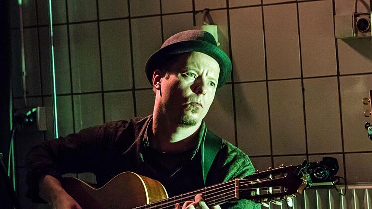 Frederik Leberle stellte Texte von Horst Evers in der Reihe "Theater im Schlick 29" vor. An der Gitarre: Christian Rosenau.Foto: Jochen Berger