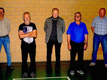 Seit 50 Jahren sind Josef Zink (von links), Otto Manger, Helmut Neder, Helmut Rüger und Arthur Neder beim FC. Gerd Schaar