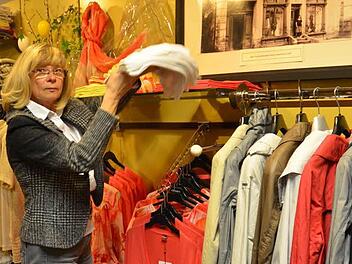 Brigitte Porzelt leitet seit fast 40 Jahren ihr Textil-Fachgeschäft in Rothenkirchen und erhielt für freundlichen Service und Beratung schon mehrere Auszeichnungen. Warenauszeichnung und das Einräumen neuer Kollektionen gehören neben der Kundenbedienung zur täglichen Arbeit. Foto: K. H. Hofmann