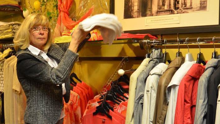 Brigitte Porzelt leitet seit fast 40 Jahren ihr Textil-Fachgeschäft in Rothenkirchen und erhielt für freundlichen Service und Beratung schon mehrere Auszeichnungen. Warenauszeichnung und das Einräumen neuer Kollektionen gehören neben der Kundenbedienung zur täglichen Arbeit. Foto: K. H. Hofmann
